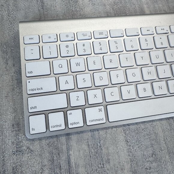 Genuine Apple Wireless Keyboard (A1314) - White/Silver QWERTY Tested - Picture 2 of 5
